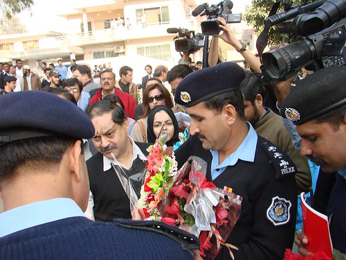 wajih-flowers-to-detained-judges-5.jpg