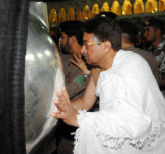 Musharraf kissing the Hujr-e-Aswad stone