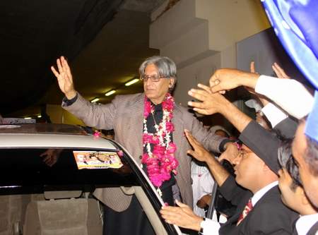 Aitzaz Ahsan welcomed to Karachi