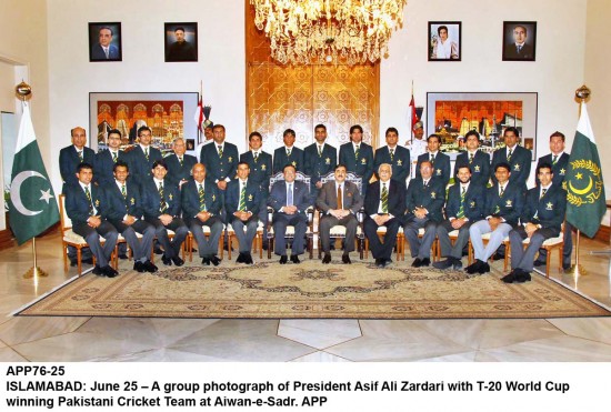 Pakistan Cricket team at the Presidency without the Quaid-e-Azam portrait